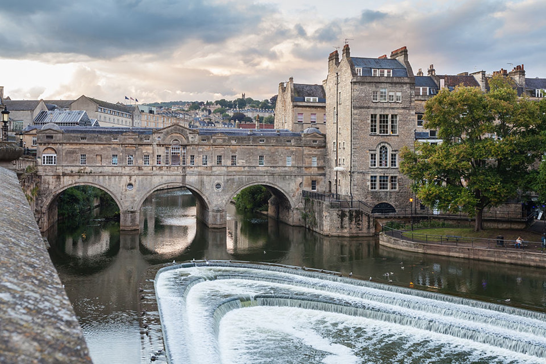 https://commons.wikimedia.org/wiki/File:Puente_Pulteney,_Bath,_Inglaterra,_2014-08-12,_DD_51.JPG
